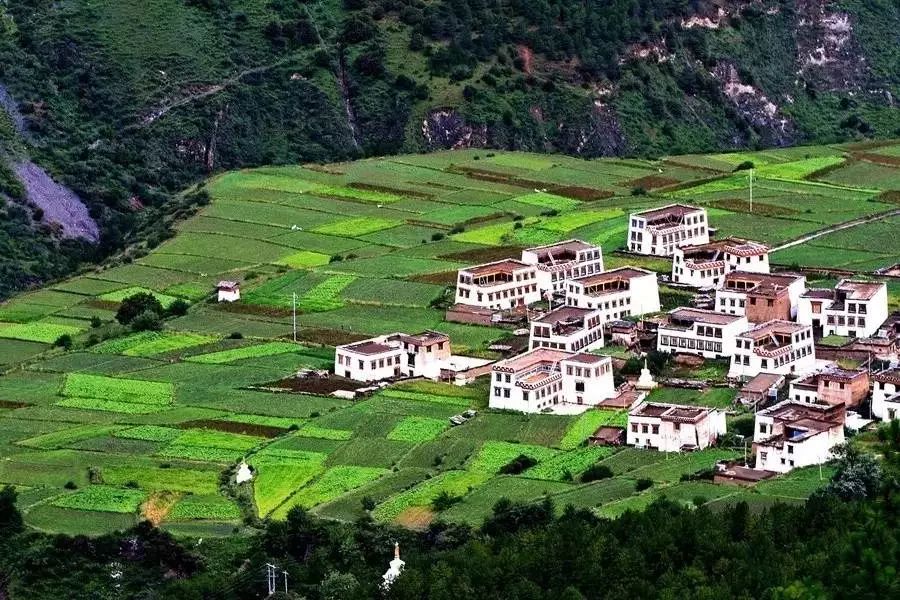 國慶去哪里玩，廈門租車自駕去川西，一個(gè)景色媲美西藏的地方